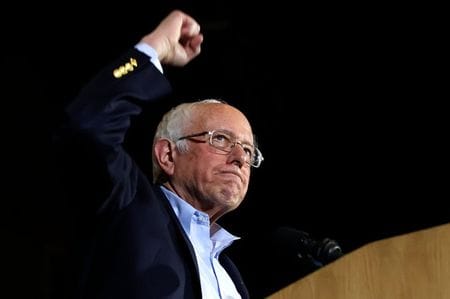 米民主党のネバダ州党員集会でサンダース米上院議員が手にした大きな勝利は、同氏の選挙活動が一段と勢いを増し、これまで同氏を敬遠していた層にまで支持が広がっている状況を示した。写真は勝利演説するサンダース氏、２２日テキサス州で撮影（２０２０年　ロイター/Mike Segar）