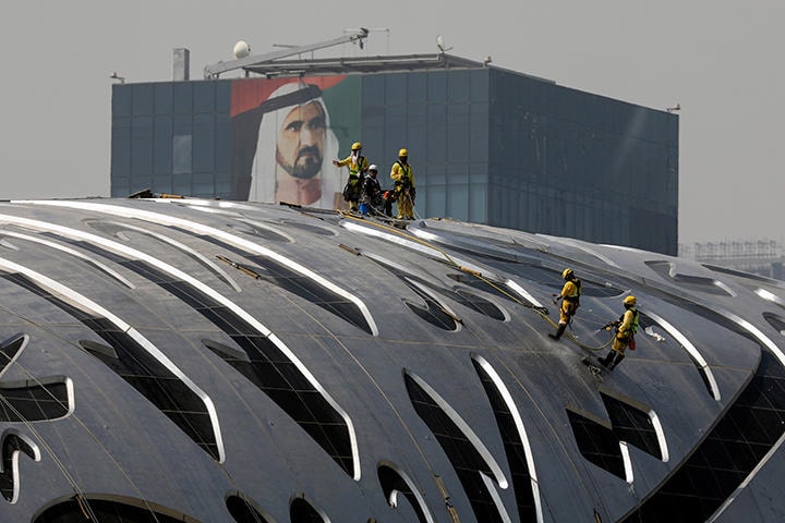 ドバイ未来博物館のファサードを清掃する労働者たち（2021年6月9日）　Christopher Pike-REUTERS