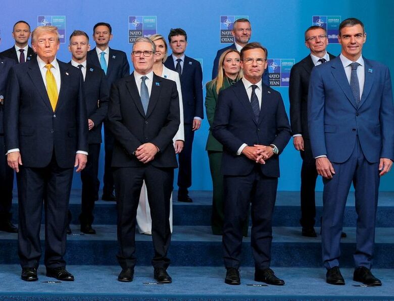7月8日、トルコのアンカラにある大統領官邸で行われたNATO首脳会議で撮影に応じるトランプ米大統領ら。 REUTERS/Jonathan Ernst