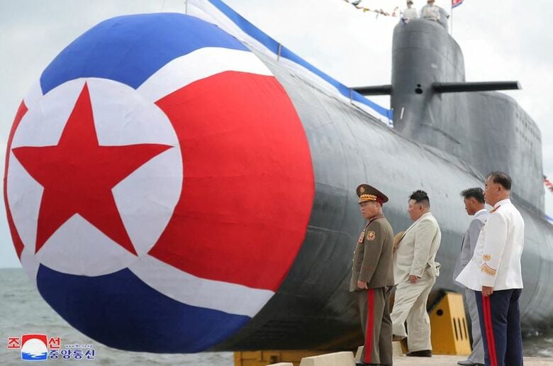 写真は新型潜水艦の進水式に出席する北朝鮮の金正恩総書記。朝鮮中央通信（KCNA）が2023年9月公開。KCNA提供。REUTERS