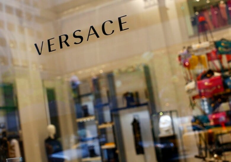 　９月２４日、米ファッション・ブランドのマイケル・コースは、イタリアのファッションブランド、ベルサーチの経営権を取得することで合意した。写真はベルサーチの店舗。ＮＹで２０１３年５月撮影（２０１８年　ロイター/Eric Thayer）