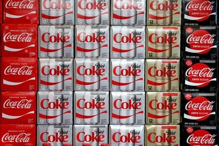 米コカ・コーラは１４日、北米でエナジードリンク「コカ・コーラ・エナジー」の販売を打ち切ると発表した。写真は、同社の製品群。2017年11月21日に米ロサンゼルス市内で撮影。（2021年　ロイター／Lucy Nicholson）