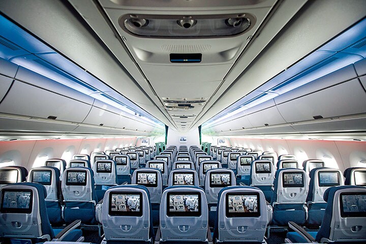 エアバスの最新型旅客機には太陽光の変化を模した照明で時差ぼけを防ぐ工夫が　Michael Nagle-Bloomberg/GETTY IMAGES