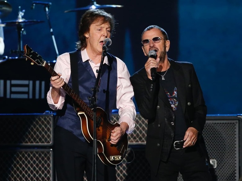 エド・サリバンショーへのビートルズ出演50周年を記念したコンサートで演奏するポール・マッカートニー (左) とリンゴ・スター　REUTERS/Mario Anzuoni