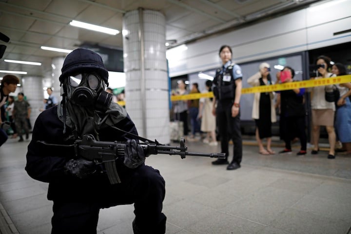 ソウルで行われた米韓軍事演習と、周辺でその写真を撮る人々(2017年） Kim Hong-Ji-REUTERS