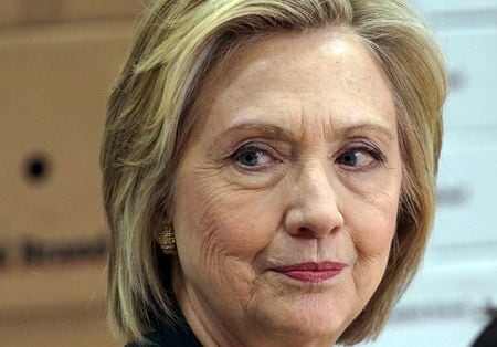　４月３０日、米大統領選の民主党候補指名争いに、リベラル派のバーニー・サンダース上院議員（７３）が名乗りを上げたことで、すでに出馬を表明した同党のヒラリー・クリントン前国務長官（写真）の政策姿勢が、リベラル色を強める可能性が指摘されている。４月撮影（２０１５年　ロイター/Rick Wilking）
