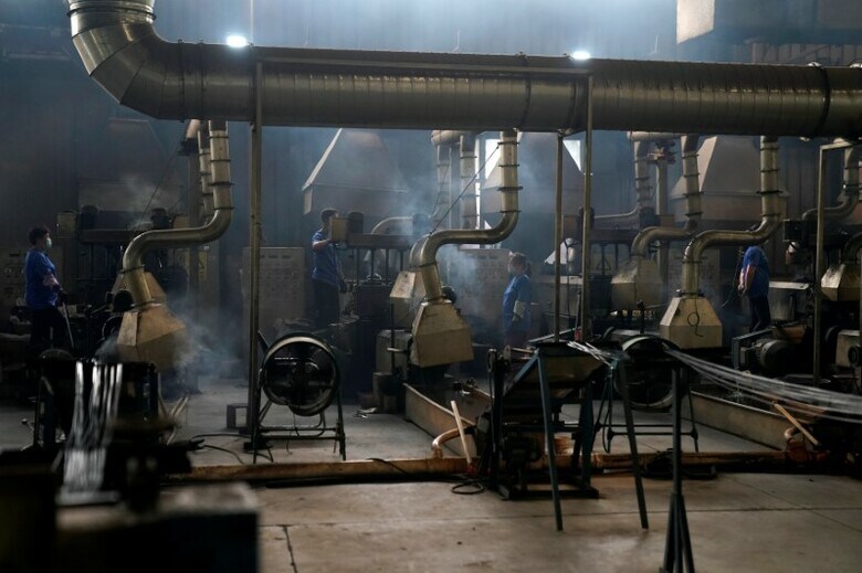 ６月２６日、中国がリサイクル用「廃プラ」輸入停止措置を発動したことで、多くの国内リサイクル事業者にとって、海外に活路を見出す以外の選択肢はほとんどなくなった。写真は中国の太倉金輝リサイクリングが経営するリサイクル工場。５日撮影（２０１８年　ロイター/Aly Song）