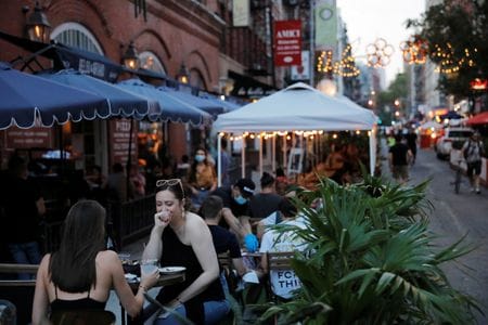 米供給管理協会（ＩＳＭ）が５日に発表した７月の非製造業総合指数（ＰＭＩ）は５１．４と、６月の４８．８から上昇した。２０２０年８月撮影（２０２４年　ロイター/Andrew Kelly）＊写真キャプションの「改定値」を削除します。