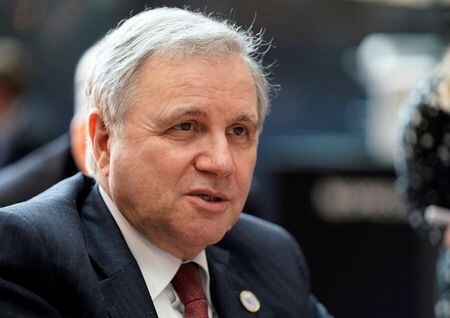 １０月３０日、欧州中央銀行（ＥＣＢ）理事会メンバーのビスコ・イタリア銀行（中銀）総裁は新型コロナウイルスの感染再拡大を受けて、イタリアとユーロ圏全体の景気回復が続くという見通しが危ぶまれていると述べた。写真は２０１９年６月、福岡で開かれたＧ２０財務相・中央銀行総裁会合に出席後記者団の質問に答えるビスコ総裁（２０２０年　ロイター／Franck Robichon）