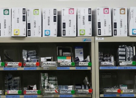 　１２月２０日、厚生労働省は、薬価制度の抜本改革を決めた。現在は２年に１度行われている薬価改定を毎年行うほか、革新的な新薬の価格の引き下げを一定期間猶予する「新薬創出加算」の対象品目の要件を厳しくすることなどが盛り込まれた。写真は処方箋薬局内の棚に整理された薬。２０１６年１２月、東京都内で撮影（2017年　ロイター／Kim Kyung Hoon）