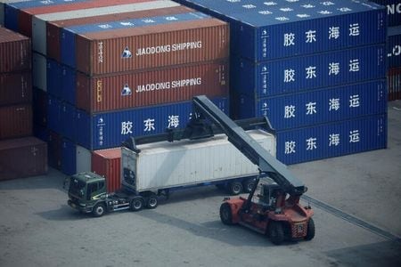 韓国産業通商資源省が１日発表した１１月の貿易統計は、輸出が前年比１４．０％減と２０２０年５月以来２年半ぶりの大幅な落ち込みを記録した。写真は、韓国・平沢港でトラックからコンテナを運び出している様子。2020年7月9日に撮影。（2022年　ロイター／Kim Hong-Ji）