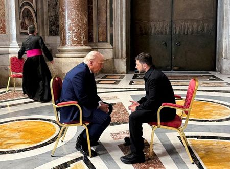 　ウクライナのゼレンスキー大統領は、先月バチカンで行ったトランプ米大統領との会談について、防空システムやロシアへの制裁について話し合い、これまでで最高の会談だったとの考えを示した。４月撮影、ウクライナ大統領府提供（２０２５年　ロイター）