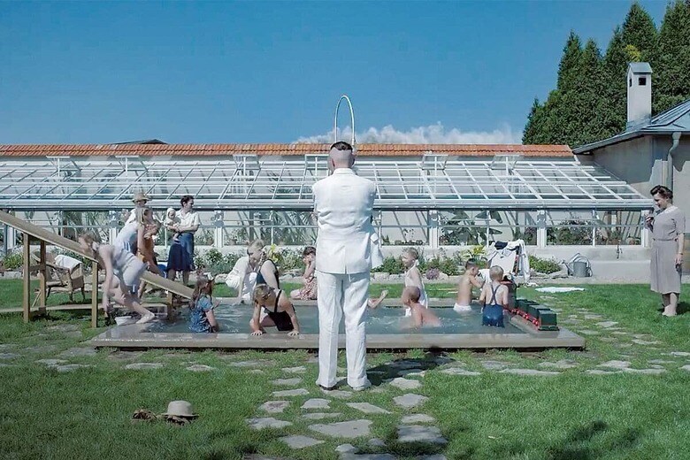 強制収容所のすぐ隣でヘス一家は満ち足りた平穏な生活を送っている　©TWO WOLVES FILMS LIMITED, EXTREME EMOTIONS BIS LIMITED, SOFT MONEY LLC AND CHANNEL FOUR TELEVISION CORPORATION 2023. ALL RIGHTS RESERVED.