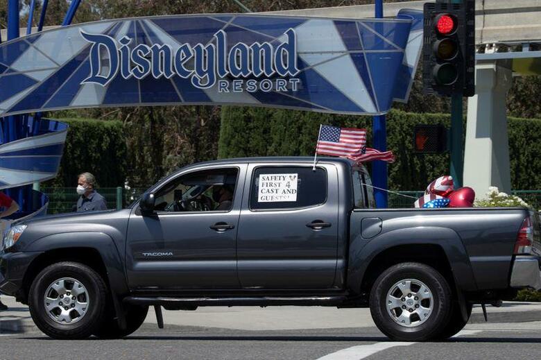 米カリフォルニア州にあるディズニーランド・リゾートの従業員らは、車による抗議活動を行った（２０２０年　ロイター／Mike Blake）