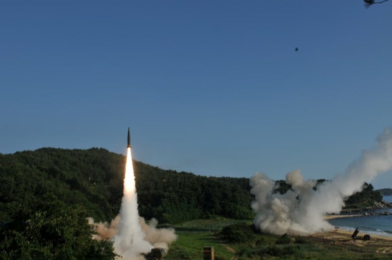 ロシア軍が制圧しているウクライナ領の前線から離れた場所で19日にかけて爆発が相次ぎ、ロシア軍の供給ルートを遠方から攻撃するウクライナ軍の能力が高まっている可能性があることが示された。写真はウクライナ軍が使っている可能性がある陸軍戦術ミサイルシステム。REUTERS