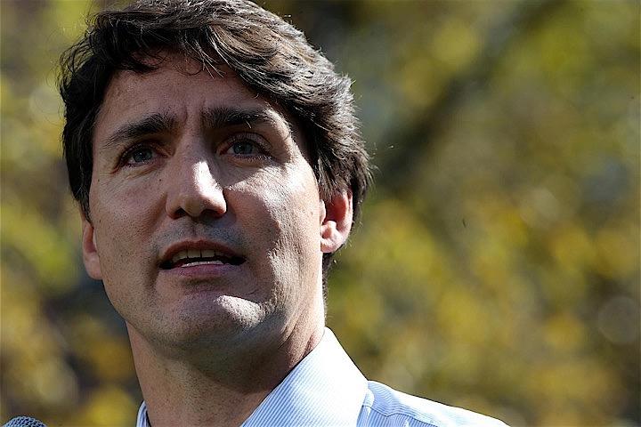 世論調査によると、トルドー氏の支持率は暴露記事の直後に落ち込み、その後は持ち直しつつある。写真は遊説演説をするトルドー氏。９月１９日、マニトバ州ウィニペグで撮影（２０１９年　ロイター/Shannon VanRaes）