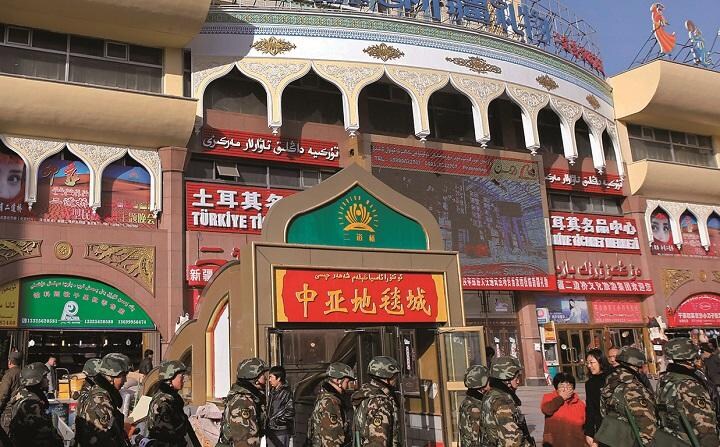 新疆ウイグル自治区のウルムチ市内を巡回する武装警官　ROONEY CHENーREUTERS