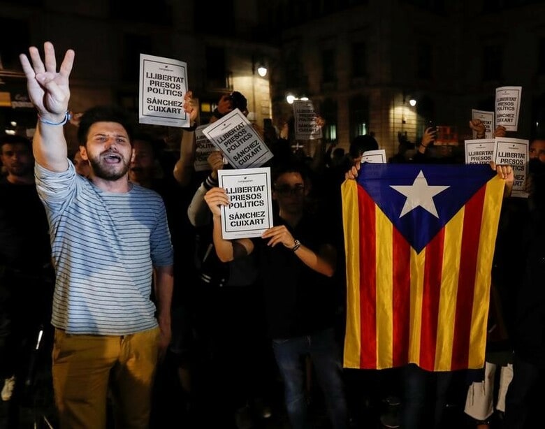 １０月１７日、スペイン中央政府がカタルーニャ自治州政府に対し、１９日までに独立宣言を撤回するよう要求するなか、カタルーニャ州政府は撤回する考えはないと表明した。デモの様子。１６日撮影（２０１７年　ロイター／Gonzalo Fuentes）