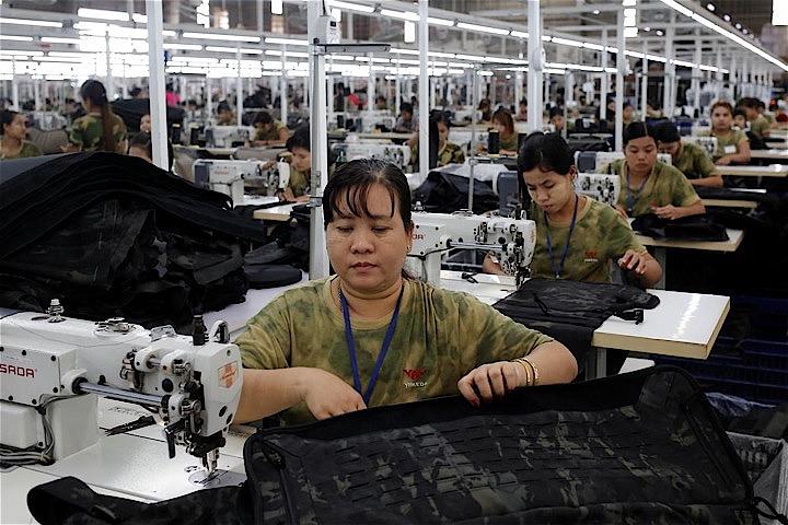 中国の製造業者の間では近年、国内の経営コスト上昇から生産拠点をベトナムやカンボジアなど東南アジア諸国に移す動きが起き始めていたが、米中通商紛争でこうした流れが勢いを増している。写真はヤンゴンにある雅科達旅遊用品の縫製工場で11日撮影（2019年　ロイター/Ann Wang）