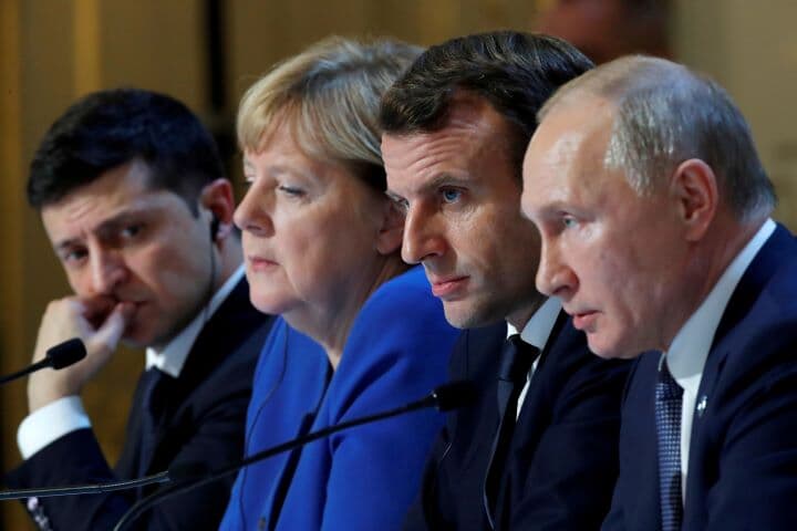 ウクライナ東部紛争の収束を目指す4カ国首脳会談で同席したプーチン大統領とゼレンスキー大統領（2019年12月）　Charles Platiau-REUTERS