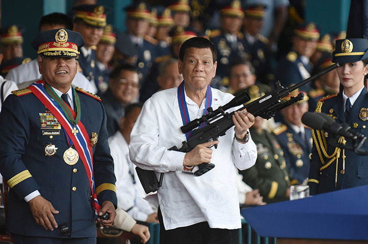 「強い指導者」で人気のドゥテルテ大統領（写真中央）だけに　Dondi Tawatao-REUTERS