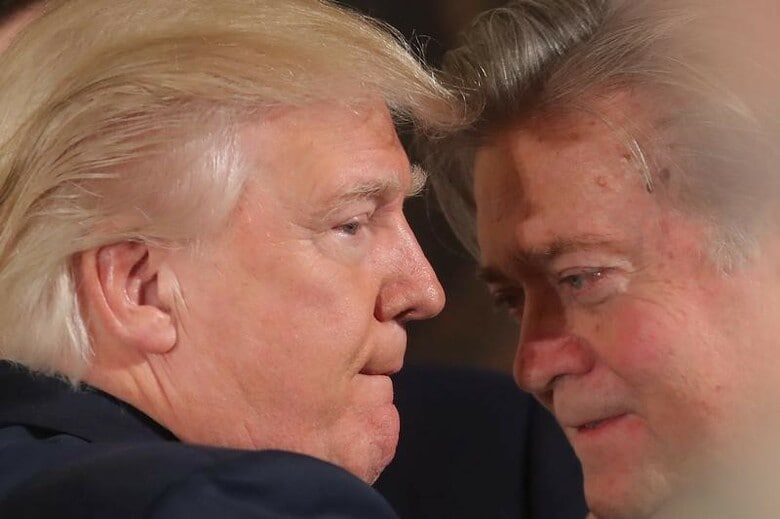 ８月１８日、トランプ米大統領がバノン首席戦略官を解任した。写真は両氏。ホワイトハウスで１月撮影（２０１７年　ロイター／Carlos Barria）