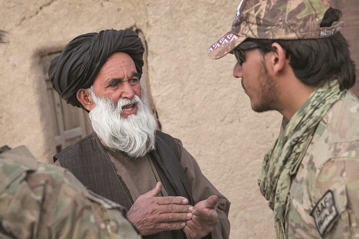 通訳（右）などの協力者はタリバンの報復に怯える　SCOTT OLSON/GETTY IMAGES