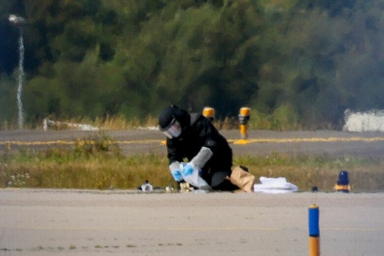 滑走路付近で発見されたドローンの処理、ライプチヒ・ハレ空港で5日撮影 REUTERS/Axel Schmidt/File Photo