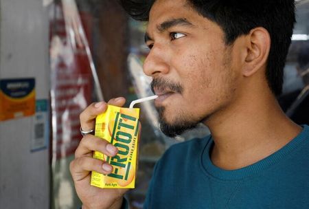 インドは１日、ストローからタバコ容器まで広範囲な製品について使い捨てプラスチックの使用を禁止した。写真は、プラスチック製のストローで飲料水を飲む男性。インド・アーメダバード市で２０２２年４月８日に撮影。（２０２２年　ロイター／Amit Dave）