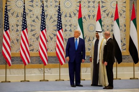 　　５月１５日、アラブ首長国連邦（ＵＡＥ）と米国は、ＵＡＥの首都アブダビに米国外で最大の人工知能（ＡＩ）キャンパスを建設する協定に署名した。写真は１５日、アブダビを訪問したトランプ米大統領と迎えたUAEのムハンマド大統領（２０２５年　ロイター/Brian Snyder）