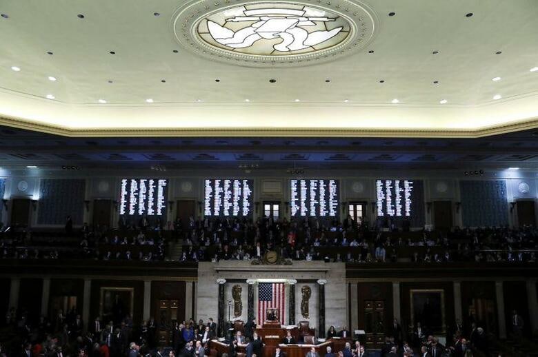 米下院本会議で18日に行われたトランプ大統領の弾劾訴追決議案の採決では、3人の民主党議員が、説得力に欠けるとして2つの弾劾条項の両方もしくは一方に反対票を投じた（2019年　ロイター／Jonathan Ernst）