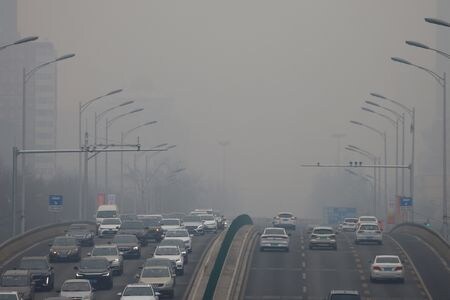 　中国政府は２日、複雑な環境問題を解決するためにハイテクソリューションを模索し、汚染・生息地の喪失・気候変動に取り組むためにビッグデータ、バイオテクノロジー、人工知能（ＡＩ）のイノベーションを活用すると表明した。北京市で２０２１年２月撮影