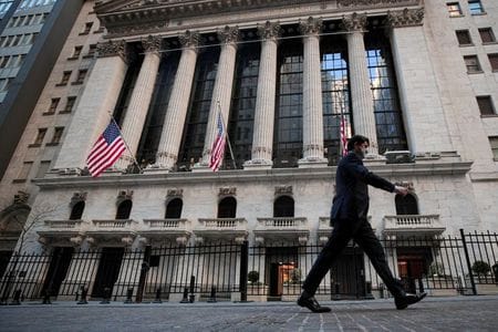 米国株式市場は上昇し、主要株価指数が最高値を更新。ダウ工業株３０種が２４８ドルで取引を終えた。ニューヨーク証券取引所（ＮＹＳＥ）の前のひょうす。１１月撮影（２０２０年　ロイター／Brendan McDermid）
