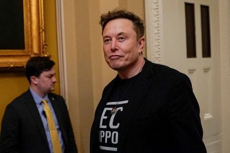 ３月２４日、米証券取引委員会（ＳＥＣ）が１月にＸ買収を巡ってイーロン・マスク氏（写真）を証券法違反の疑いで連邦地裁に提訴した事案について、委員５人のうち唯一提訴に反対したのが第２次トランプ政権でＳＥＣ暫定委員長を務めている共和党系のマーク・ウエダ氏だったことが、ロイターの取材で分かった。米議会で３月撮影（２０２５年　ロイター）