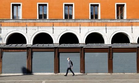 　イタリア政府は２０２０年の財政赤字のＧＤＰ比率予想を従来の１０．４％から１１．６％前後に引き上げる見通し。政府高官がロイターに語った。写真はベネチアで１９日撮影（２０２０年　ロイター／Fabrizio Bensch）
