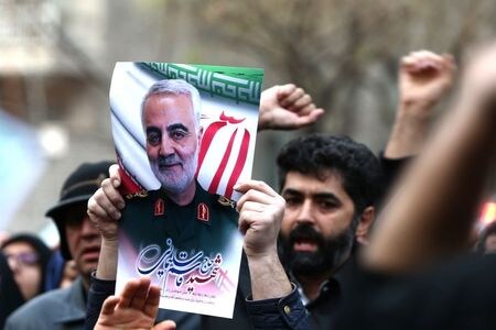 　イラン革命防衛隊のソレイマニ司令官らの殺害を巡り、イラクとシリアの両空港内部の人間が米軍に協力、情報提供していた疑いがあることが、関係者らへの取材で分かった。写真は３日、テヘランの国連施設前で、同司令官の写真を掲げる人物。提供写真（２０２０年　ロイター／Nazanin Tabatabaee/West Asia News Agency）