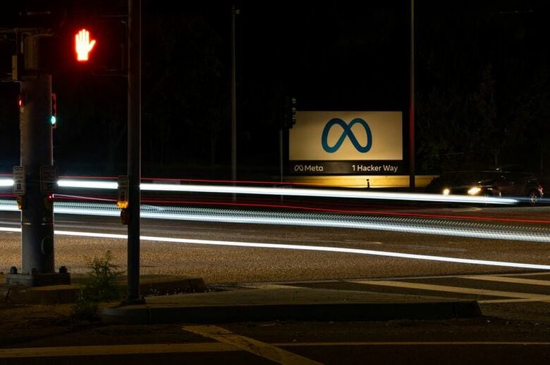 メタのロゴ。4月15日、米カリフォルニア州メンローパークで撮影。 REUTERS/Carlos Barria
