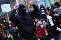 ドイツ、ワクチン接種をめぐる「市民戦争」　フェイクニュースはなぜ広まるのか