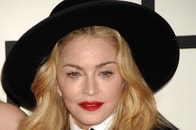 「なんて美しい写真...」マドンナ、息子の個展で元夫と17年ぶりに揃い踏み...「レア3ショット」をネット絶賛