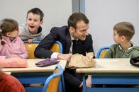 フランスの学校、同性婚家族への配慮で「父」「母」の呼び方を「親1」「親2」へ