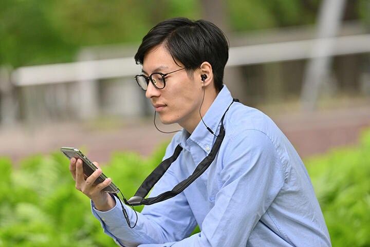 移動時にも安心して使えるストラップ型イヤホン。