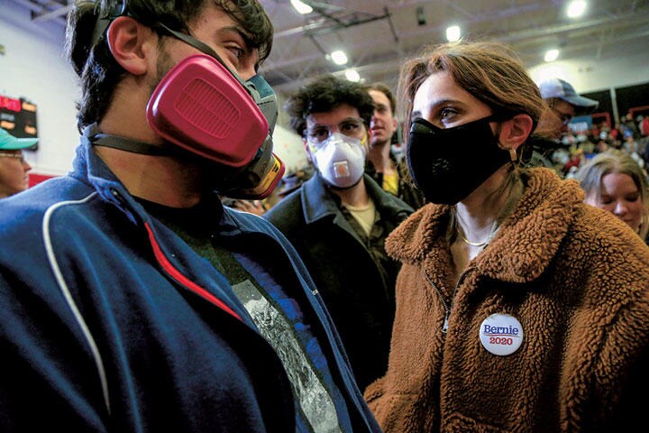 民主党のサンダース候補を応援する若者たちもマスク姿に　BRIAN BLANCO/GETTY IMAGES