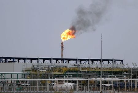 アジア時間の原油先物は大幅に上昇し、約１年１カ月ぶりの高値を付けた。写真は、イラク・バスラ近郊のアルズバイル油田の概観。２０２０年４月２１日に撮影。（２０２１年　ロイター／Essam Al-Sudani）