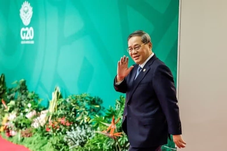 中国の李強首相（写真）は２３日、南アフリカで開催された２０カ国・地域（Ｇ２０）首脳会議（サミット）の合間にドイツのメルツ首相と会談し、新エネルギー、スマート製造、生物医学、インテリジェント運転といった分野でより緊密な協力関係の構築を呼びかけた。中国国営の新華社が報じた。南ア・ヨハネスブルクで代表撮影（２０２５年　ロイター）