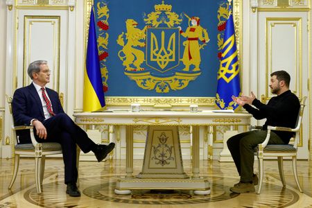 ベッセント米財務長官（左）は２６日、ウクライナが来週にも経済協定に署名する可能性があるという認識を示した。写真は２月、ウクライナ・キーウで撮影（２０２５年　ロイター/Valentyn Ogirenko）