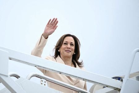 １１月の米大統領選に向け民主党の大統領候補となる見通しのハリス副大統領は３０日、大規模な広告攻勢を開始した。「Ｆｅａｒｌｅｓｓ（恐れ知らず）」と題した１分間の広告枠に５０００万ドルを投じ、共和党候補のトランプ前大統領を追撃する。７月２４日撮影（２０２４年　ロイター／BRENDAN SMIALOWSKI/Pool via REUTERS）