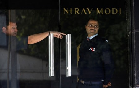 　２月２０日、インド国営パンジャブ・ナショナル銀行（ＰＮＢ）の巨額不正取引に関与したとされた宝石商ニラブ・モディ氏の弁護士は、ロイターに対し、疑惑を否定した。写真はニラブ・モディのショールームで警護するガードマン。ニューデリーで１５日撮影（２０１８年　ロイター／ADNAN ABIDI）