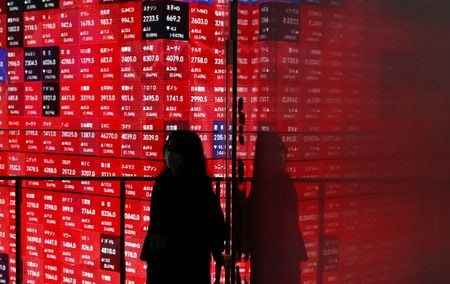 都内の株価ボード前で２０２５年４月撮影。REUTERS/Issei Kato