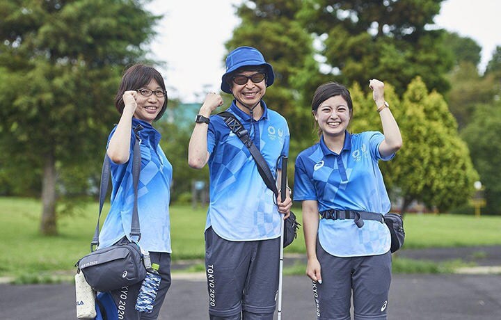 東京2020大会のボランティアを務めた工藤滋氏（中央）と仲間たち