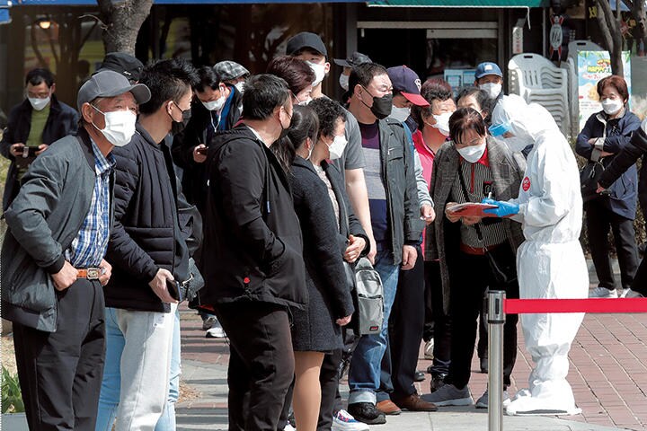 ソウルで始まった外国人対象のPCR検査は国内外から批判を浴びている　AP/AFLO